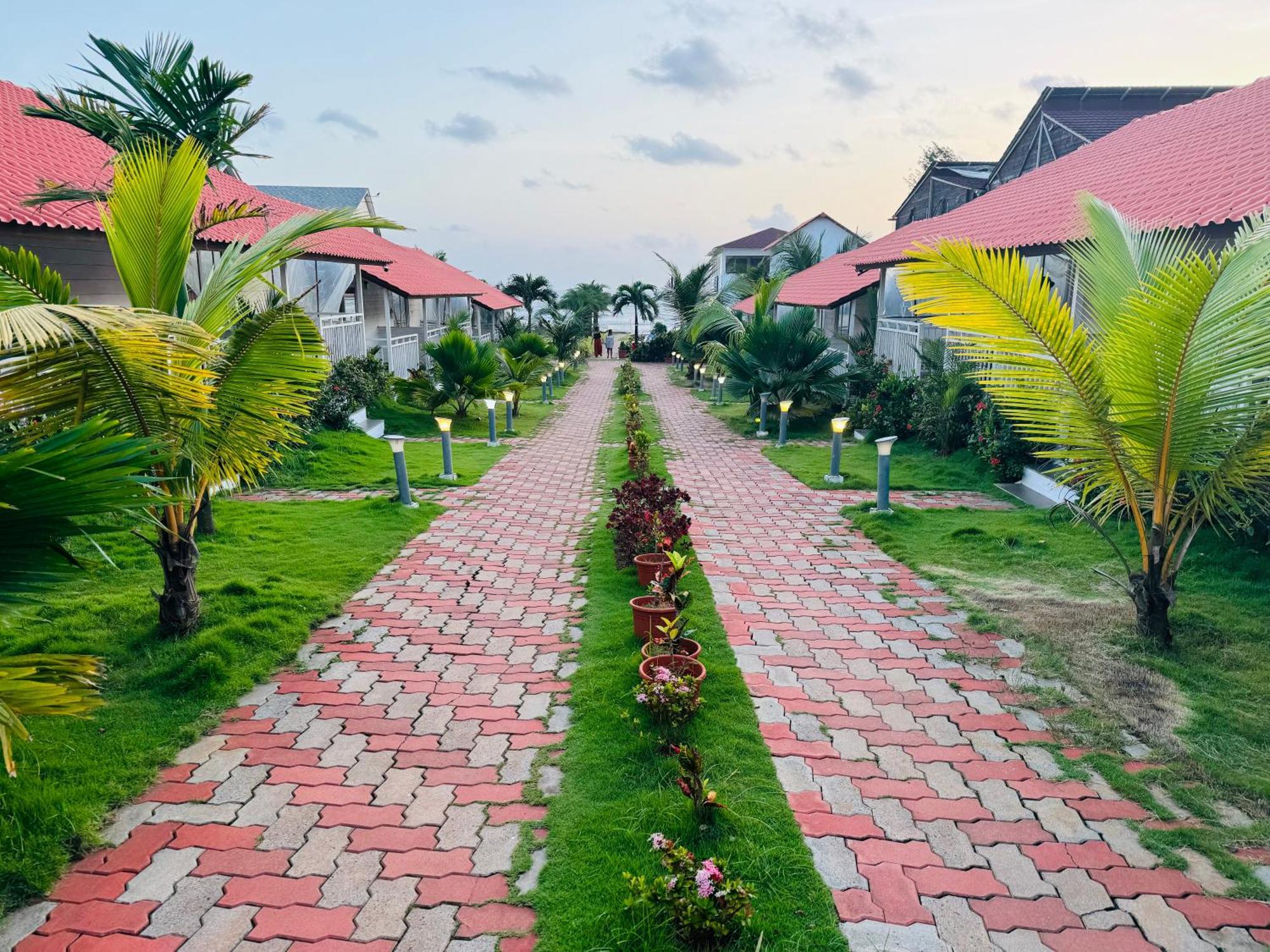 Maargit Beach Resort Mandrem Bagian luar foto